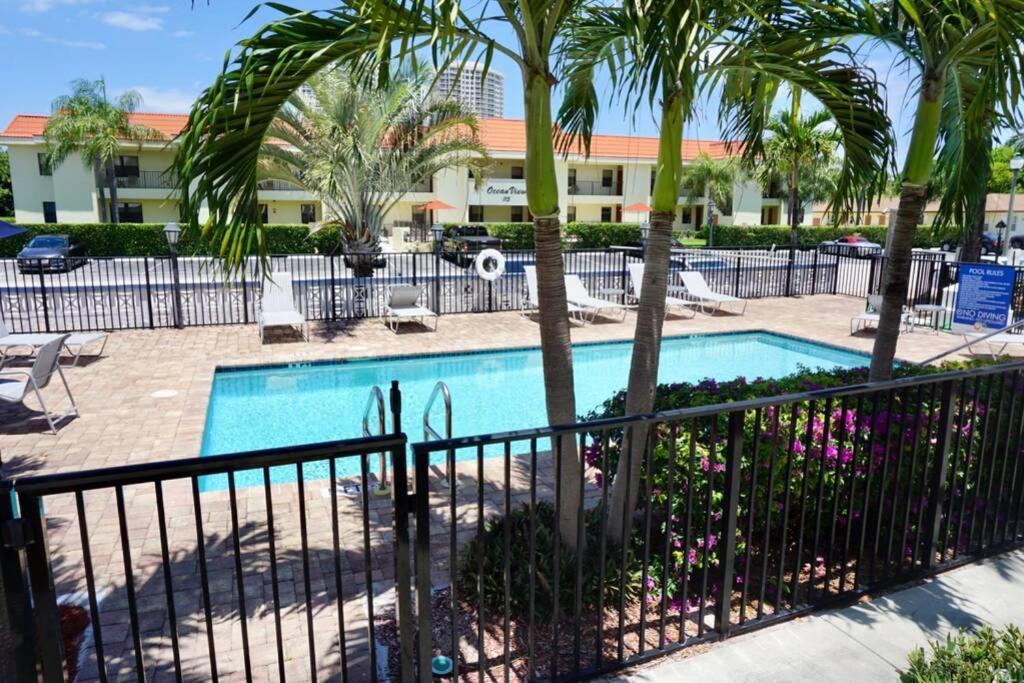 Serenity At Seascape: Steps To The Beach & Shops Palm Beach Shores Exterior photo